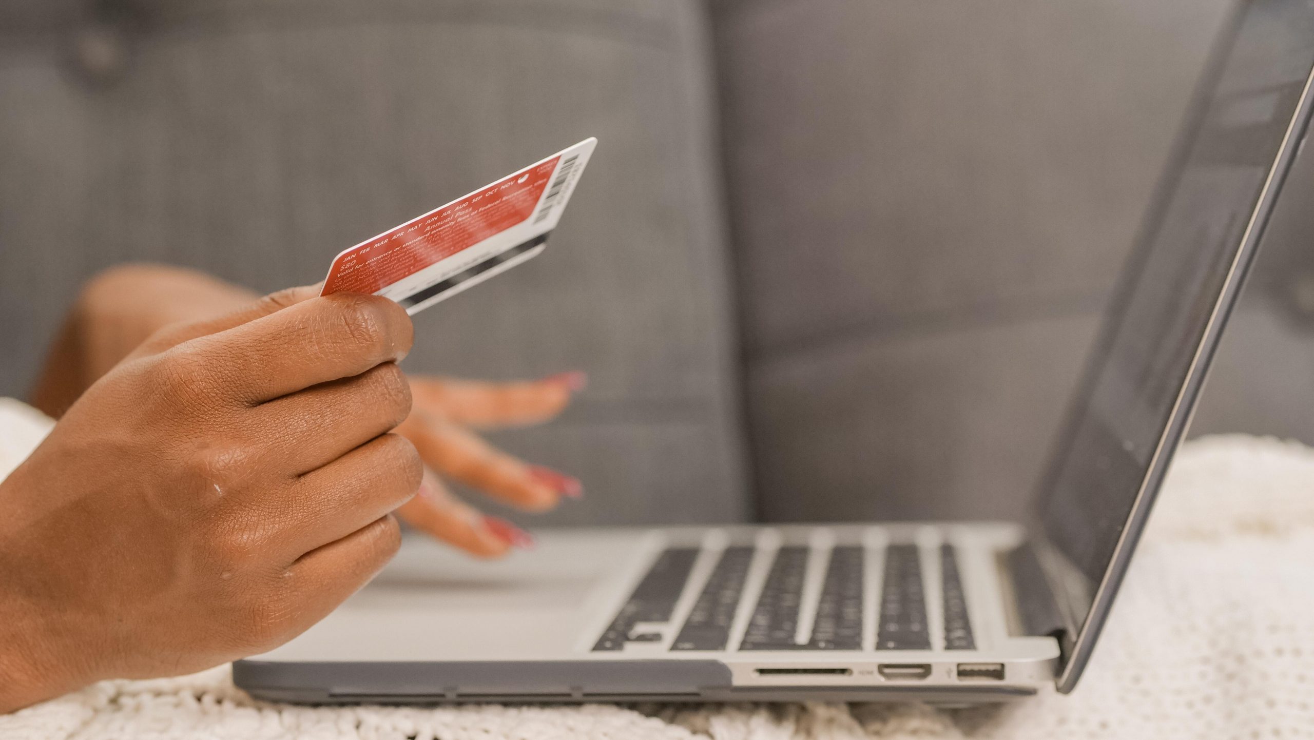 Billetterie événementielle : Paiement en ligne avec une carte de crédit et un pc portable
